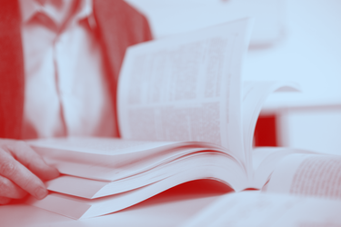 Mann blättert in einem Buch